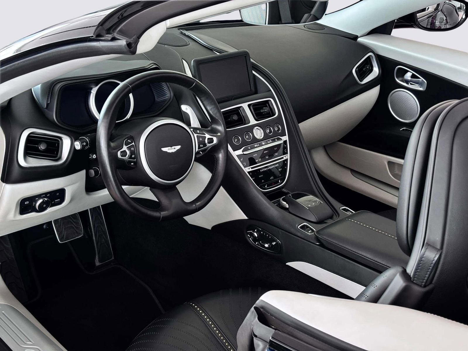 Used 2021 Aston Martin DB11 Volante image 26