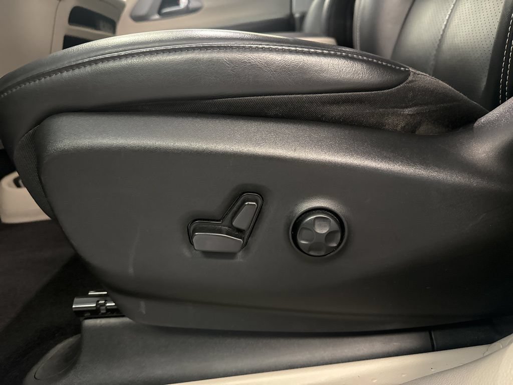 Used 2023 Chrysler Pacifica Touring-L FWD image 24
