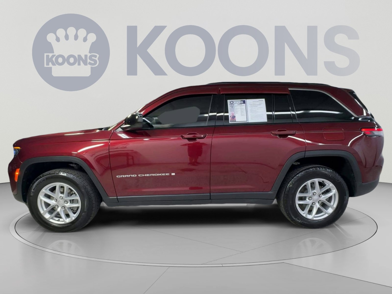 Used 2025 Jeep Grand Cherokee Laredo AWD/4WD image 7