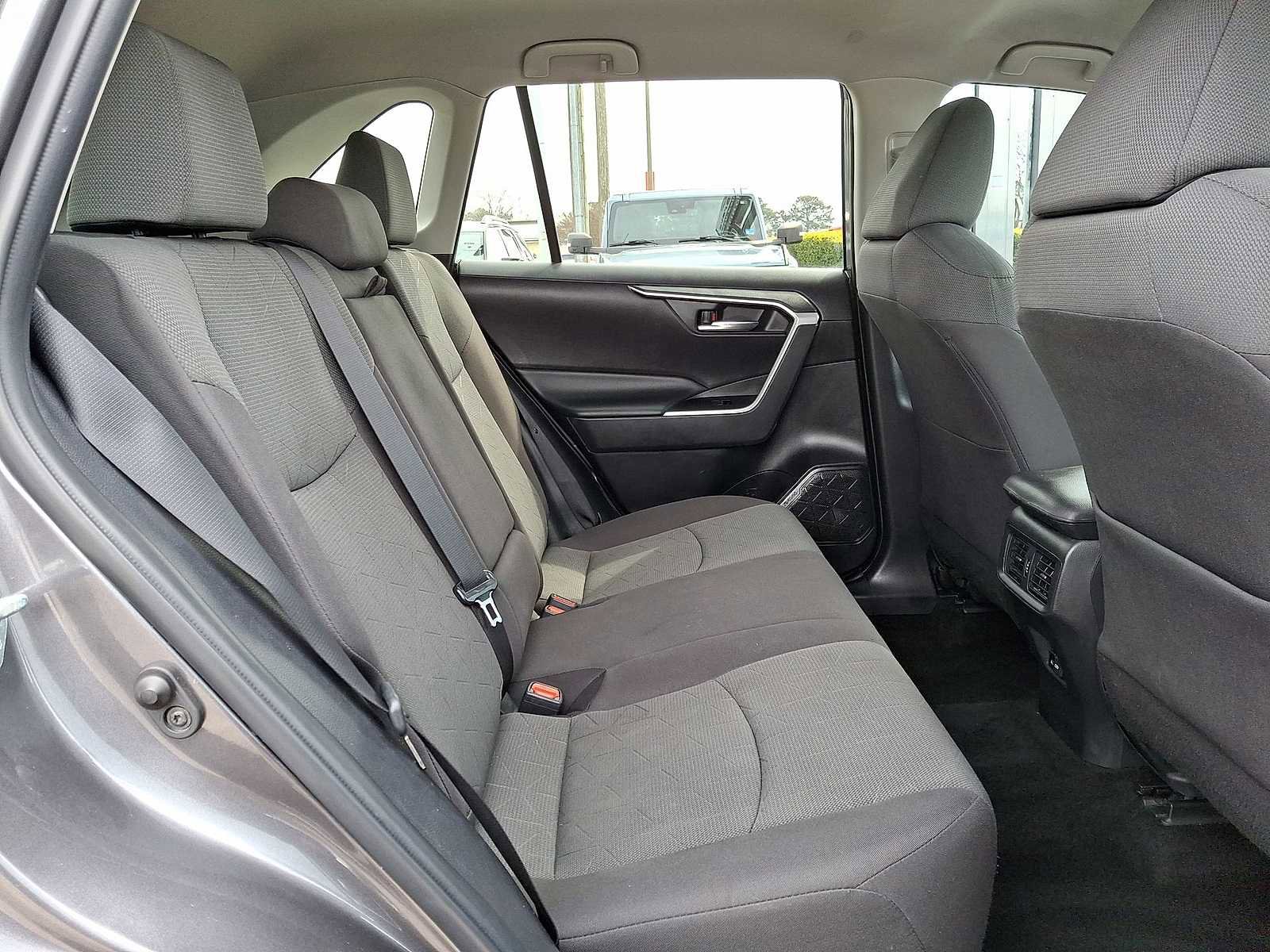 Used 2022 Toyota RAV4 XLE image 31