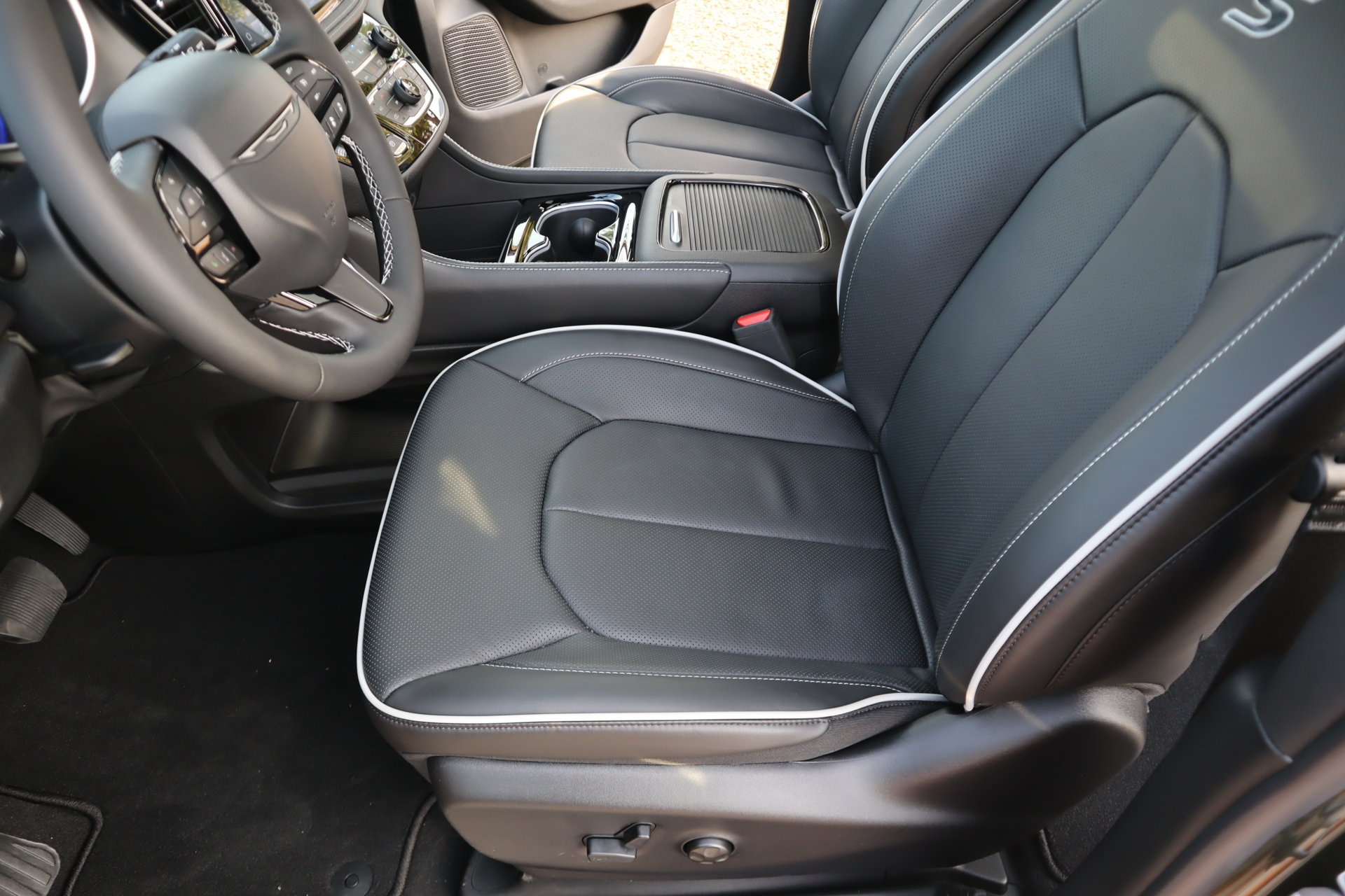 New 2027 Chrysler Pacifica Limited FWD image 12