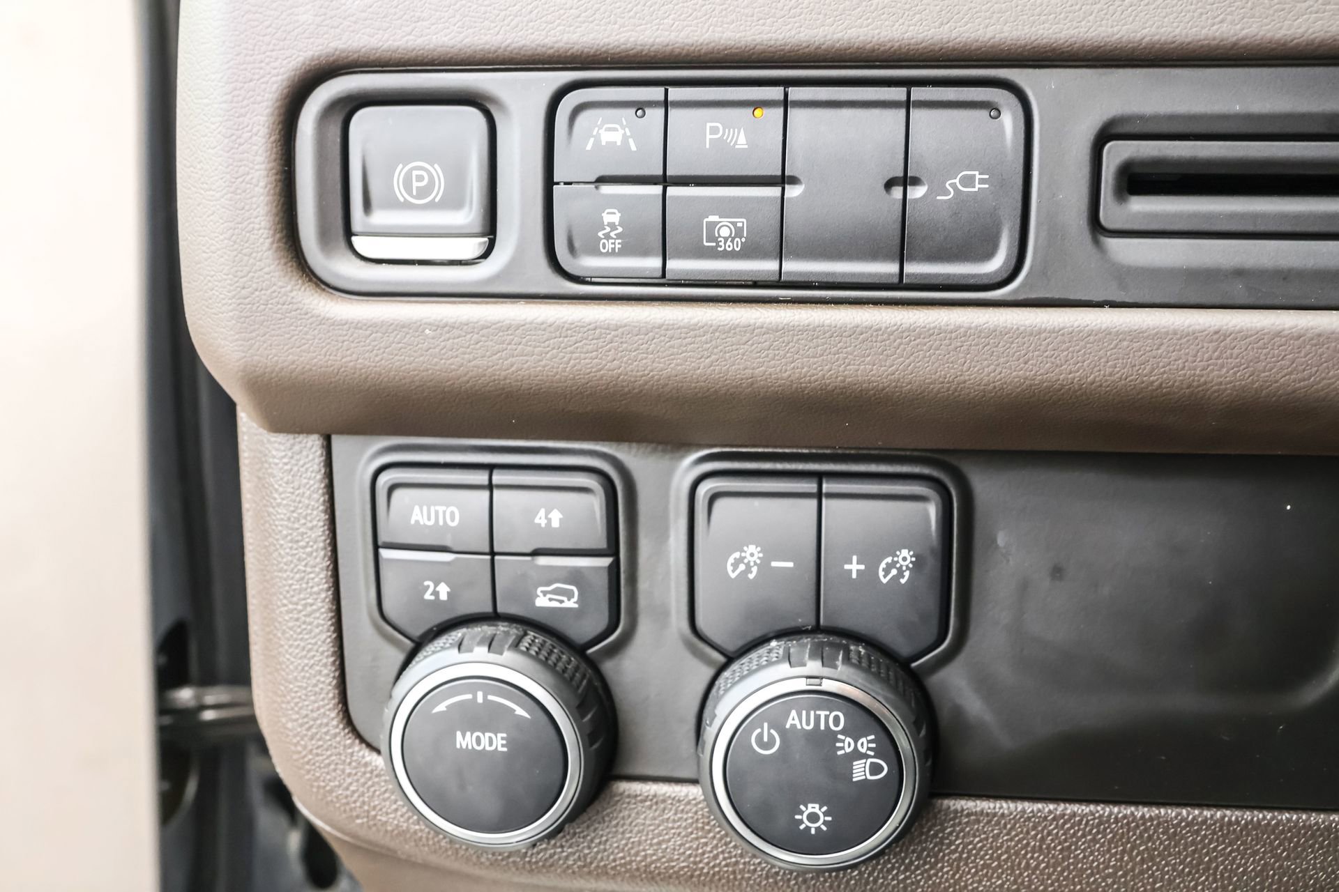 Used 2022 Chevrolet Tahoe LT w/ Luxury Package AWD/4WD image 25