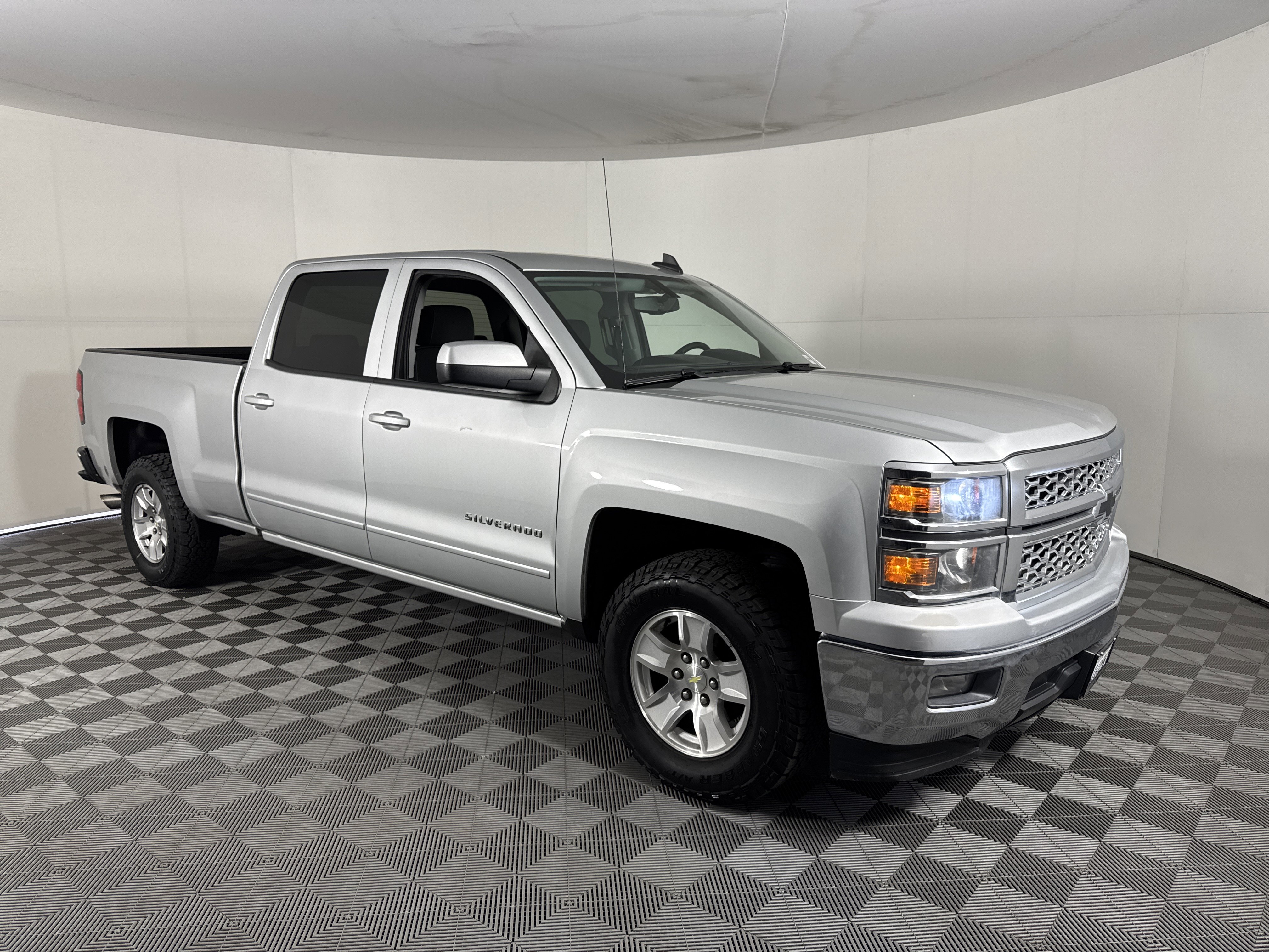 Used 2015 Chevrolet Silverado 1500 LT w/ LT Convenience Package RWD image 2
