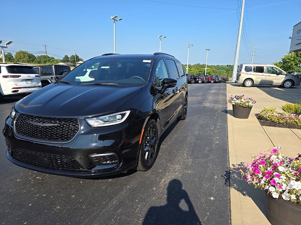 New 2026 Chrysler Pacifica Limited w/ S Appearance Package image 3