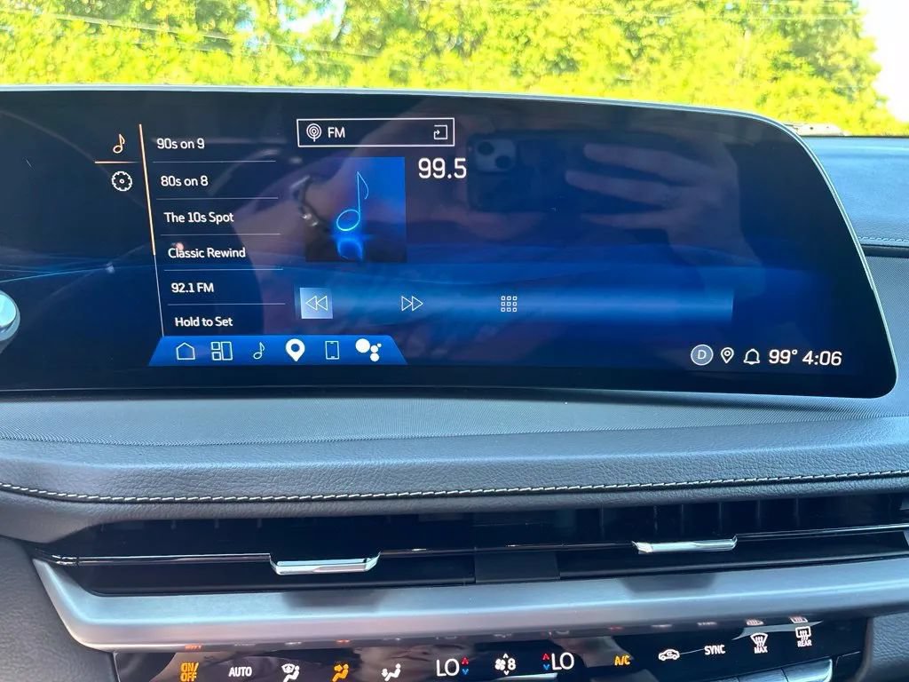 Used 2024 Cadillac XT4 Luxury w/ Cold Weather Package AWD/4WD image 17
