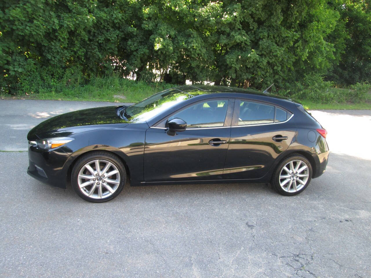 Used 2017 MAZDA MAZDA3 Touring FWD image 3