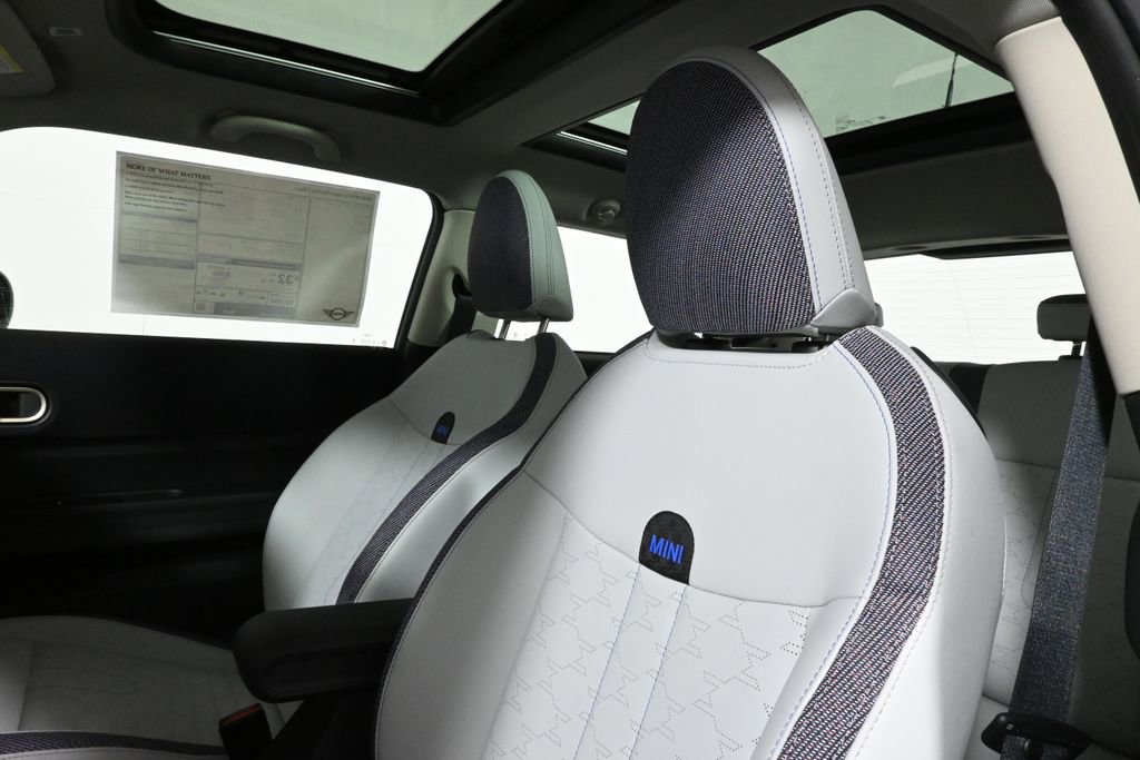 Used 2025 MINI Cooper 2-Door Hardtop image 16