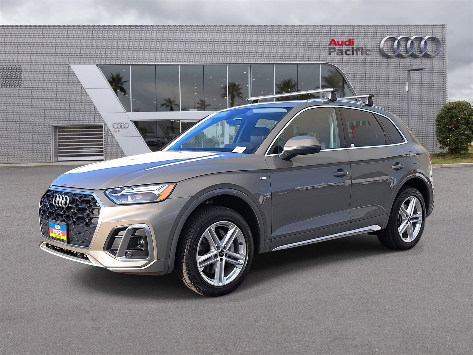 Used 2023 Audi Q5 e Premium w/ Convenience Package image 1