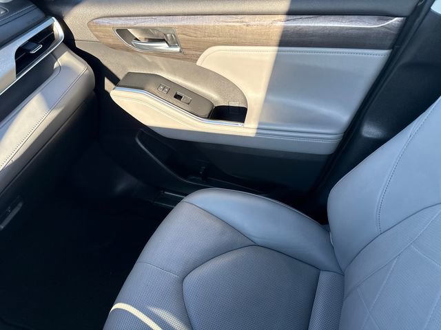 Used 2023 Toyota Highlander Platinum image 16