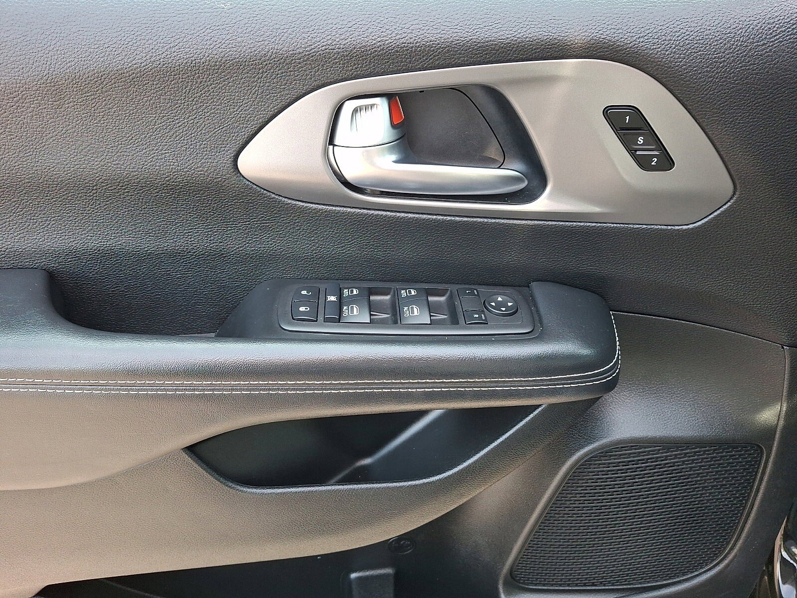 Used 2025 Chrysler Pacifica Select FWD image 13