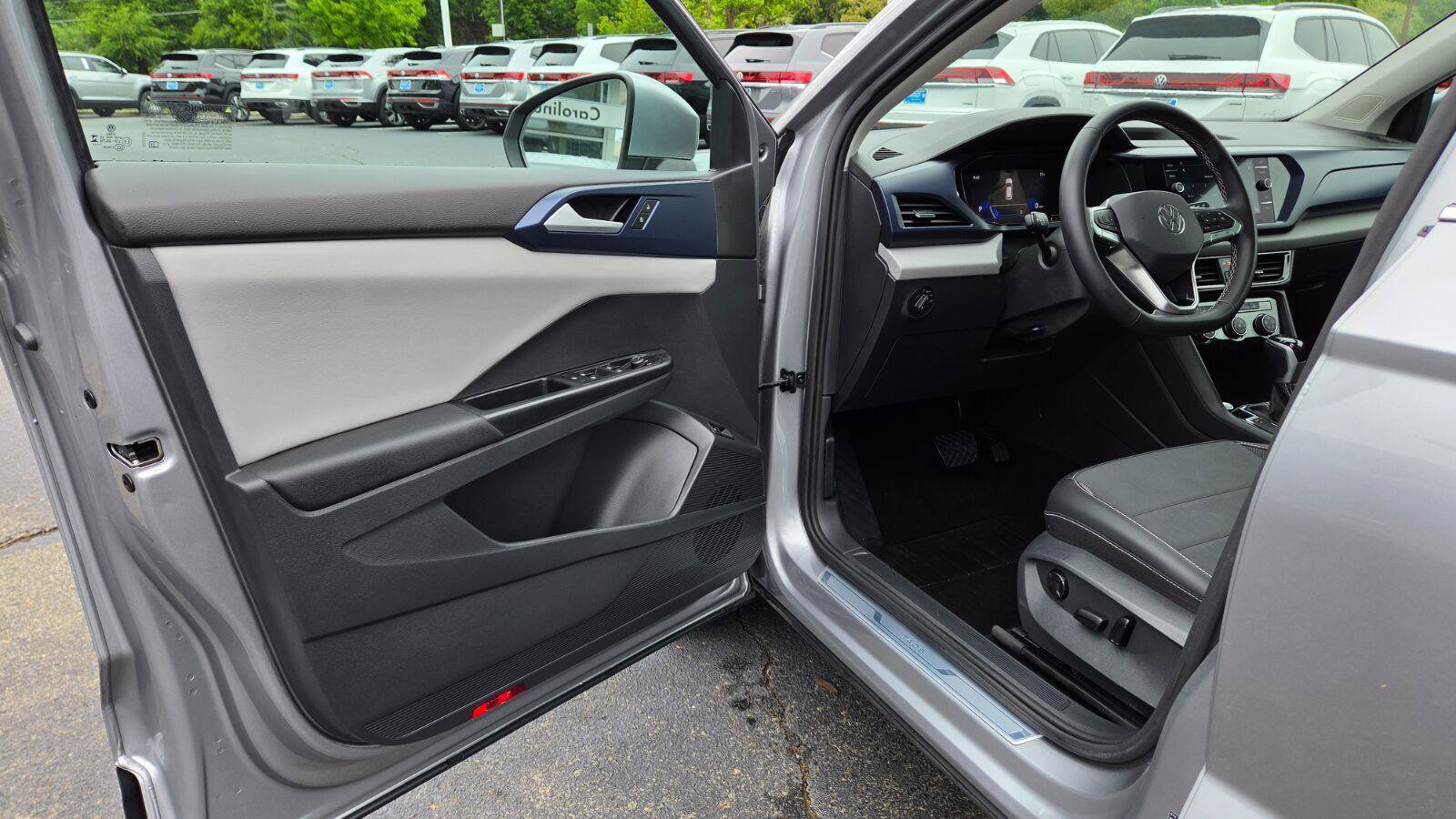 Used 2023 Volkswagen Taos SE w/ Panoramic Sunroof Package FWD image 19