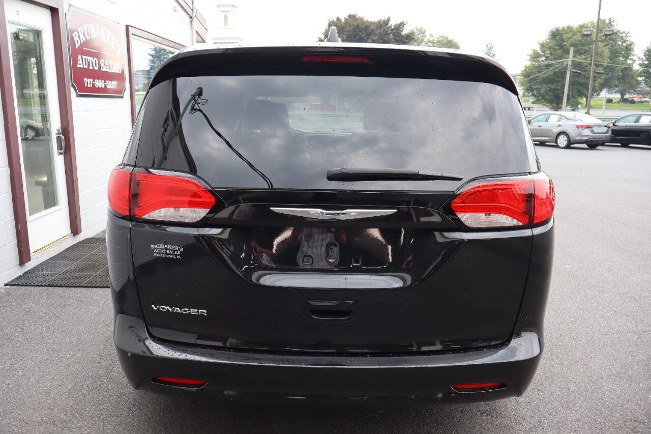 Used 2021 Chrysler Voyager LX FWD image 3
