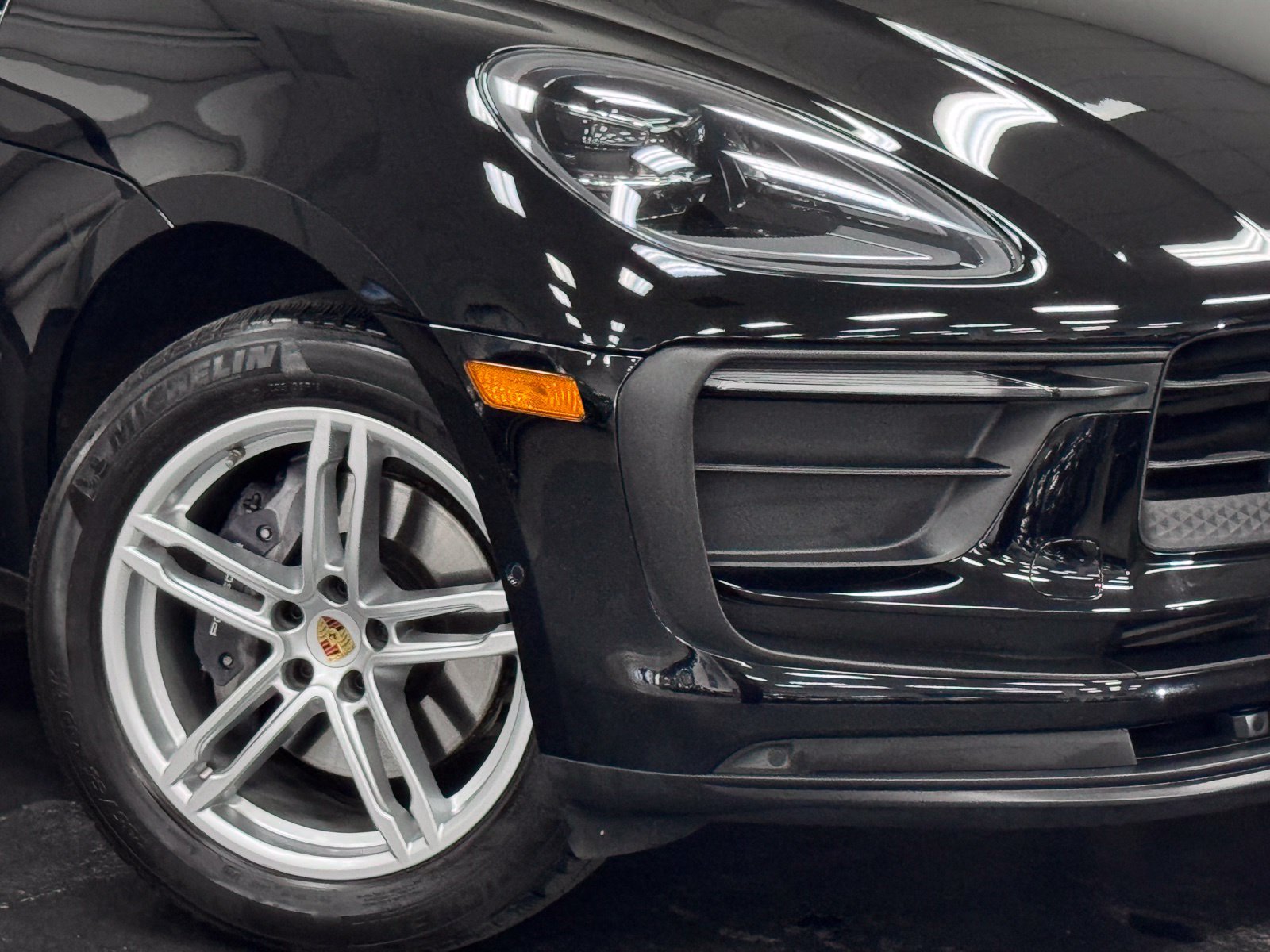 Used 2024 Porsche Macan AWD/4WD image 3