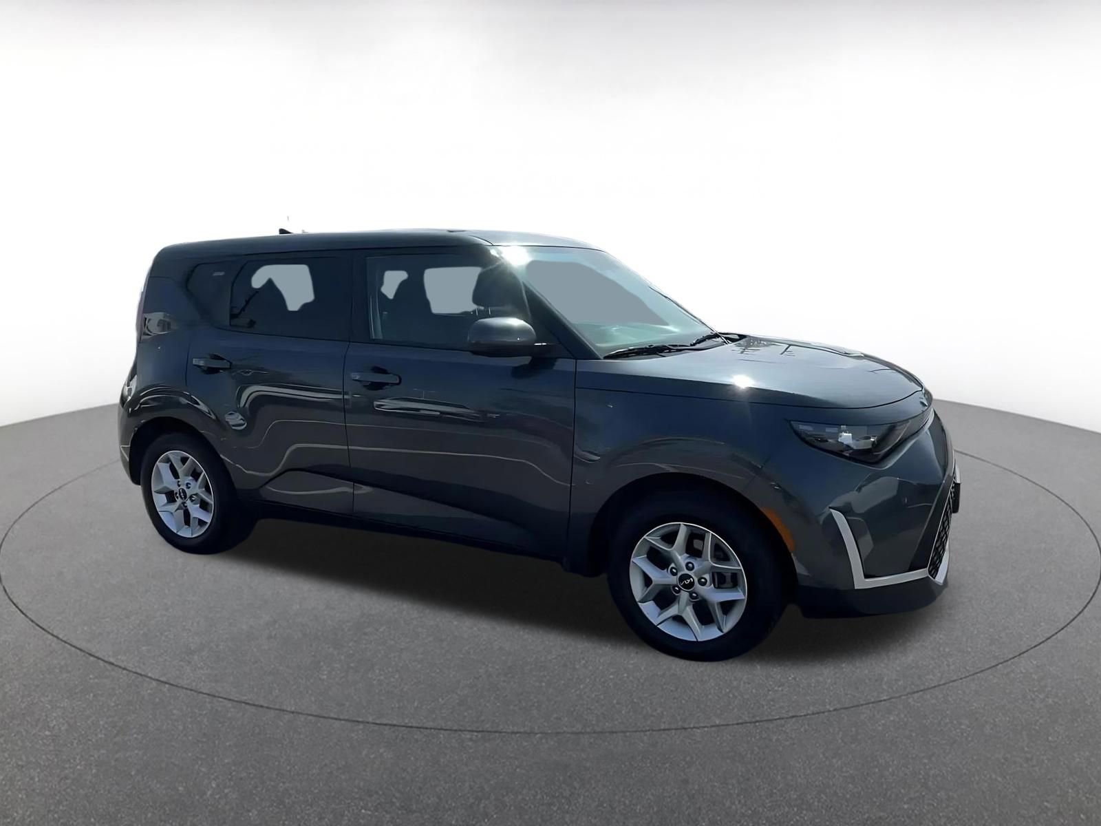 Used 2025 Kia Soul LX w/ LX Technology Package FWD image 2