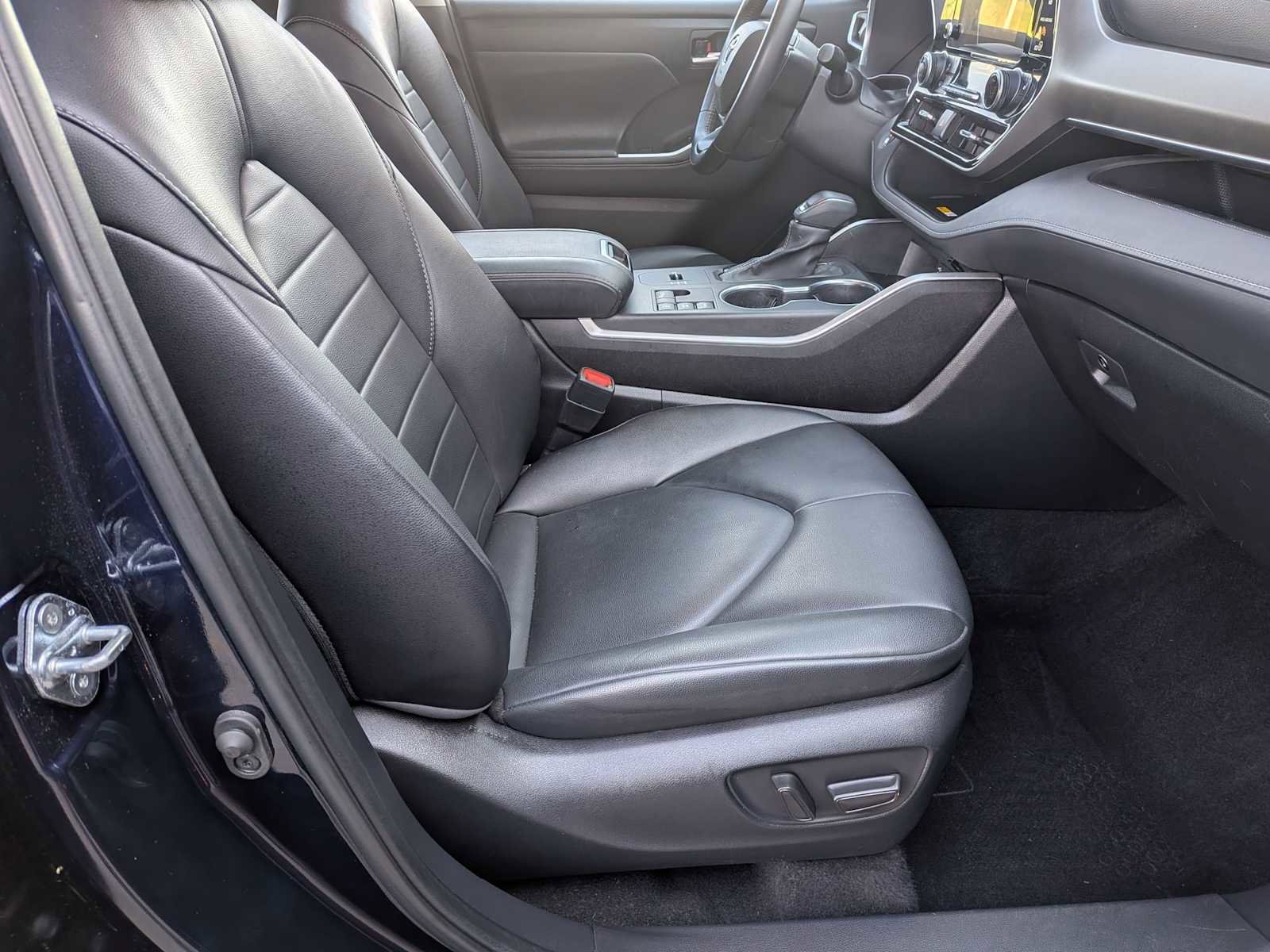 Used 2023 Toyota Highlander XLE AWD/4WD image 21