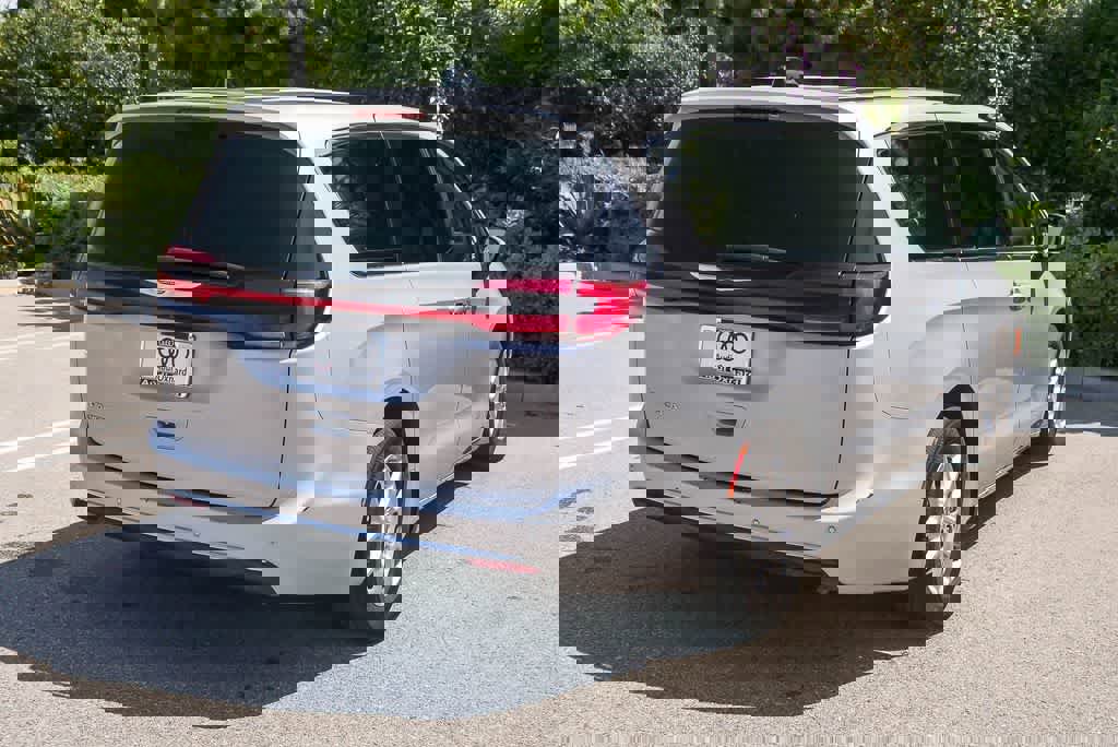 Used 2023 Chrysler Pacifica Touring-L image 13