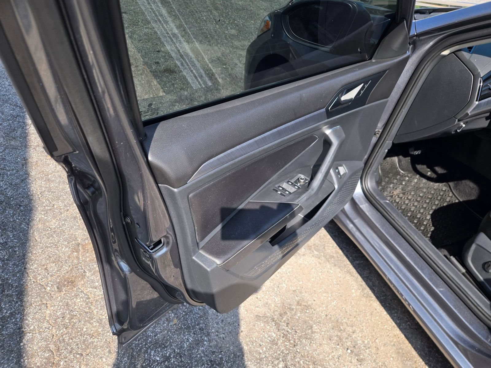 Used 2023 Volkswagen Jetta SE w/ Panoramic Sunroof Package FWD image 9
