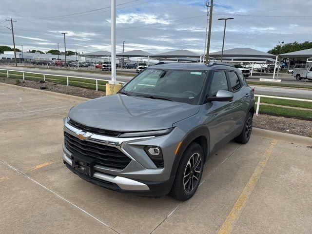 Used 2025 Chevrolet TrailBlazer LT AWD/4WD image 3