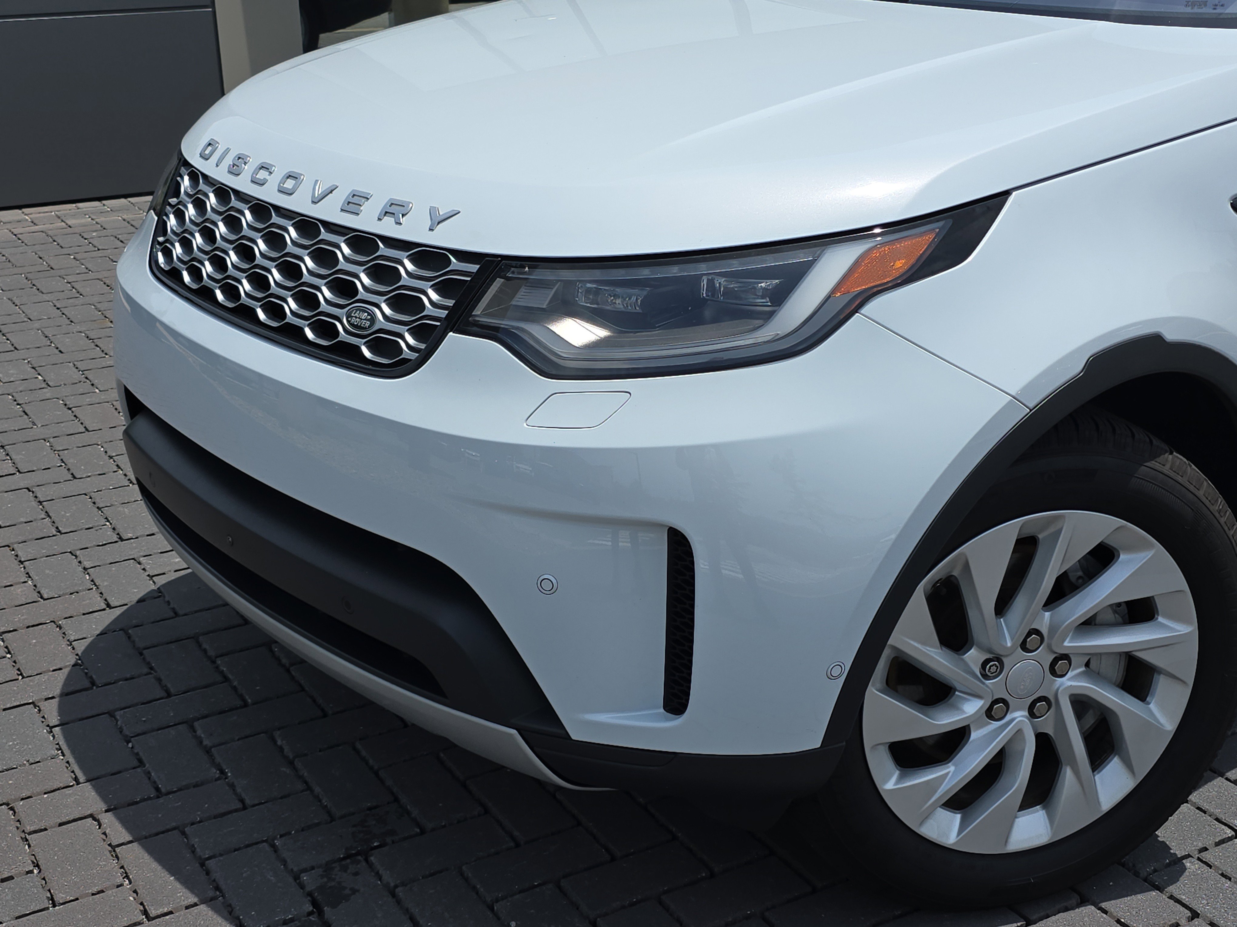 Used 2022 Land Rover Discovery S AWD/4WD image 9