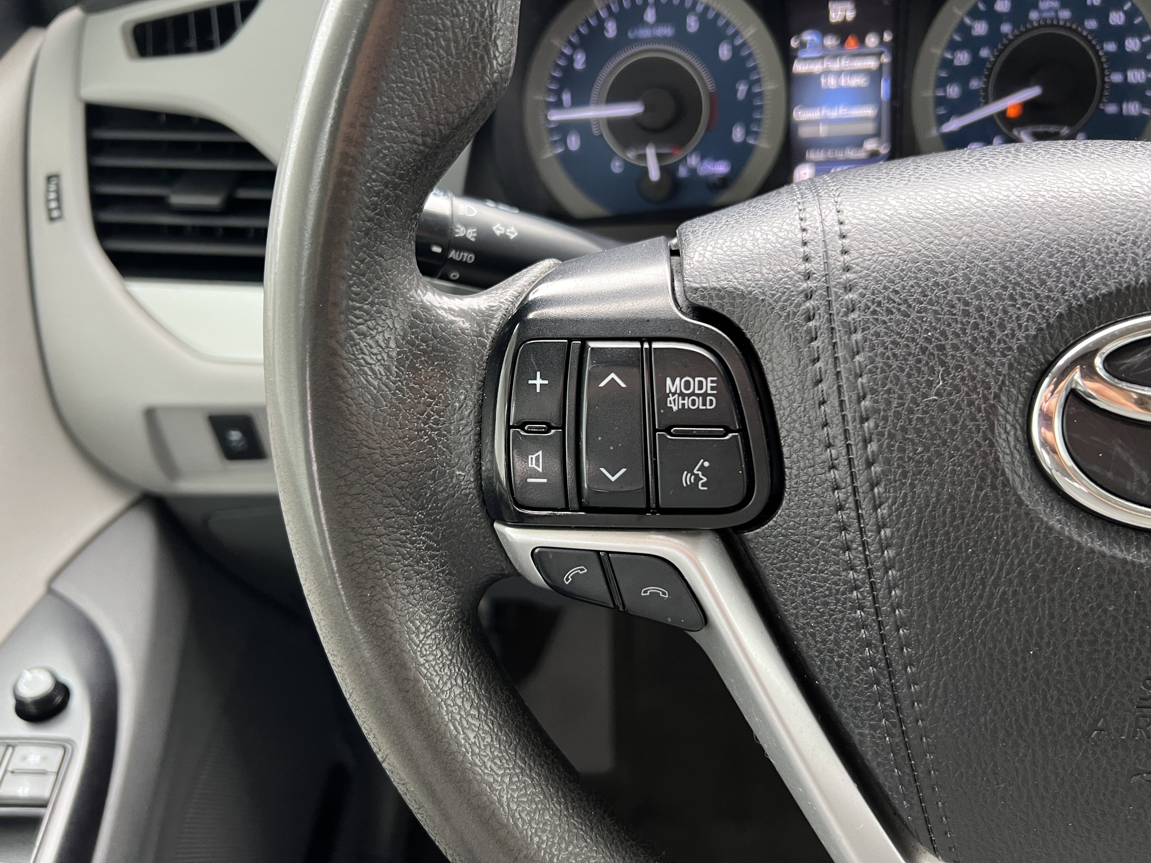 Used 2020 Toyota Sienna L FWD image 22