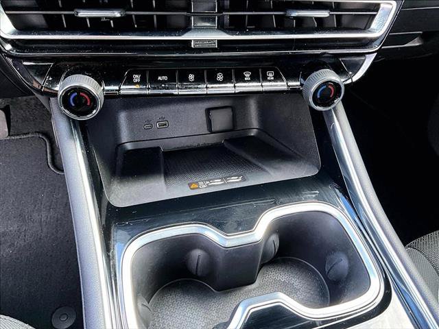 Used 2025 Chevrolet Traverse LT FWD image 24