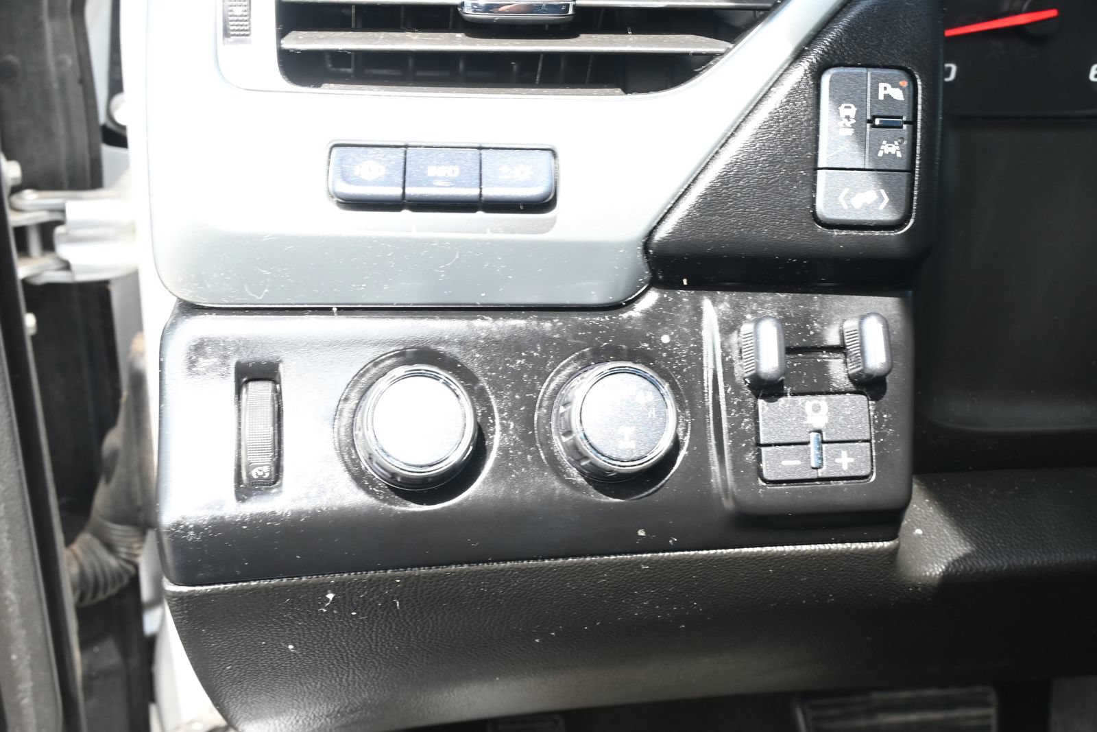 Used 2018 Chevrolet Tahoe Premier AWD/4WD image 10