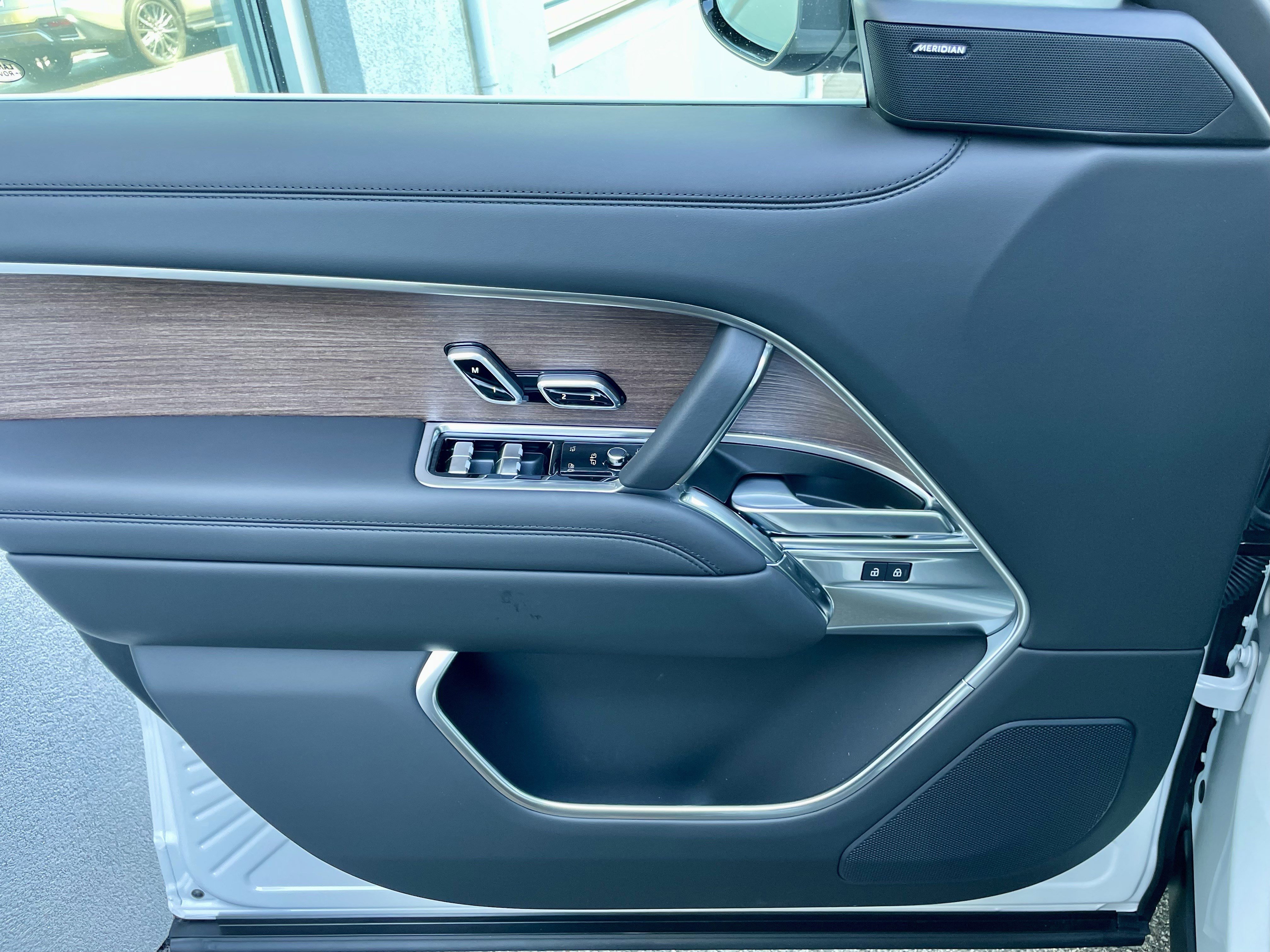 New 2025 Land Rover Range Rover SE image 12