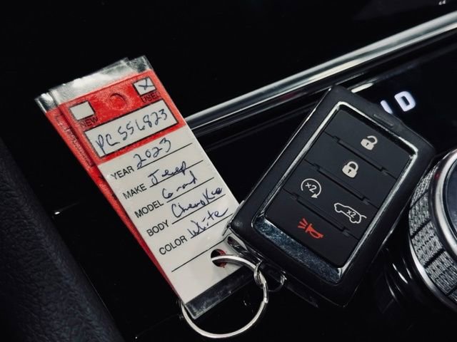 Used 2023 Jeep Grand Cherokee Altitude AWD/4WD image 36