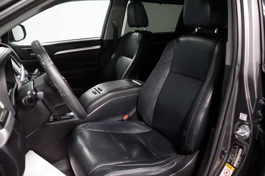 Used 2016 Toyota Highlander XLE FWD image 25