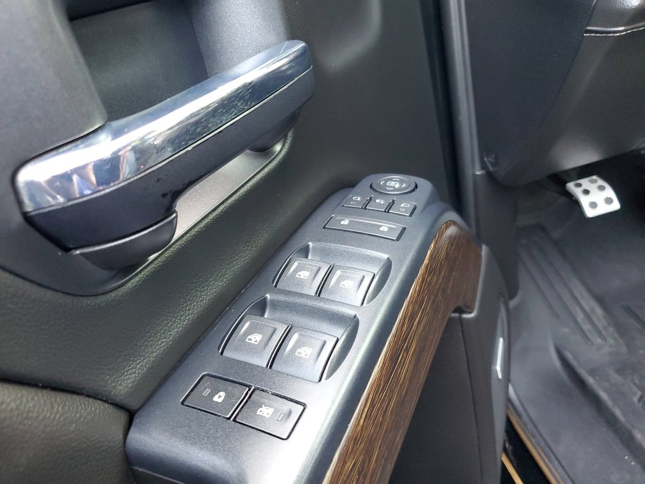 Used 2018 GMC Sierra 2500 Denali w/ Duramax Plus Package AWD/4WD image 18