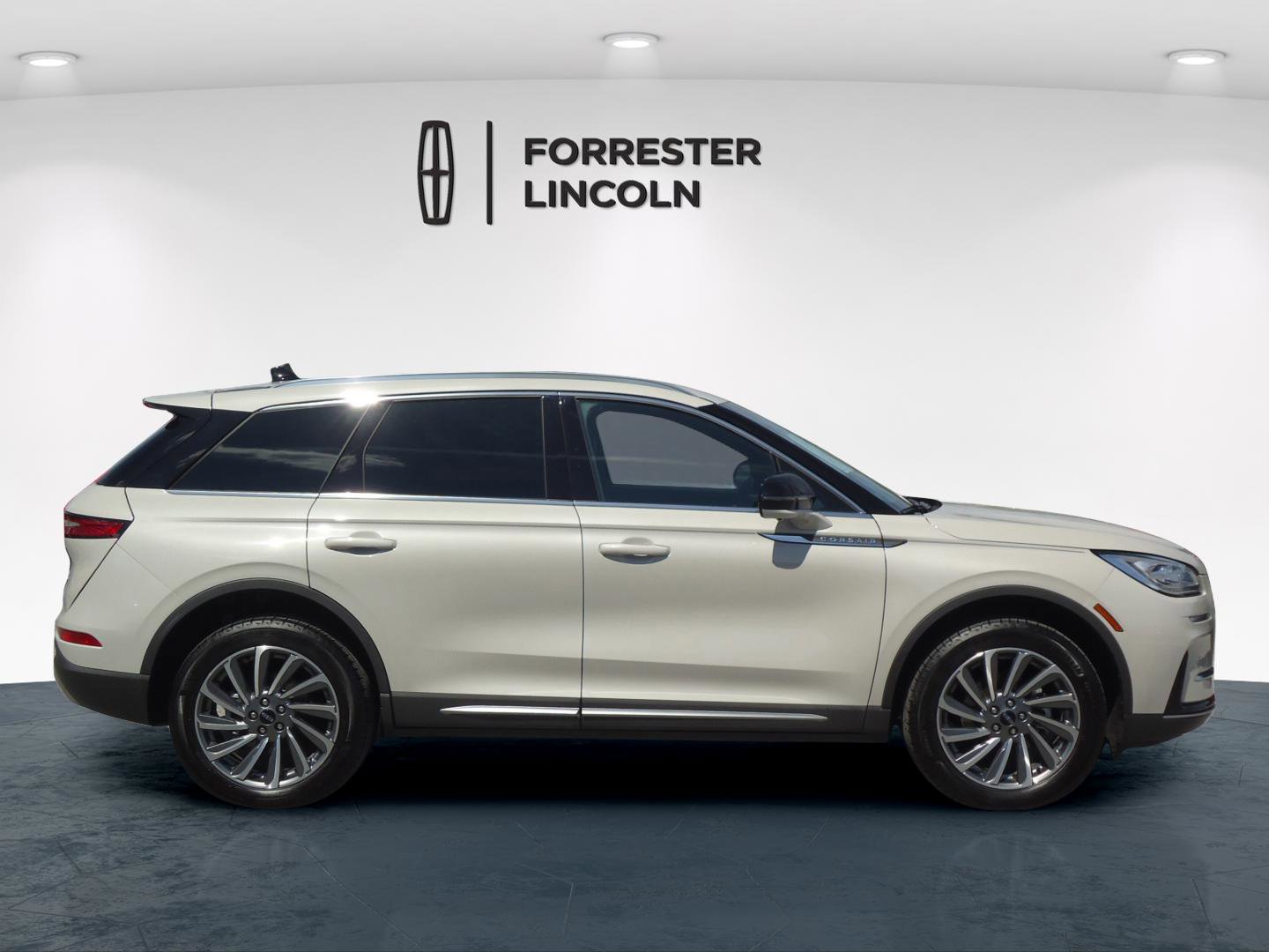 Used 2024 Lincoln Corsair Reserve w/ Equipment Group 201A AWD/4WD image 2