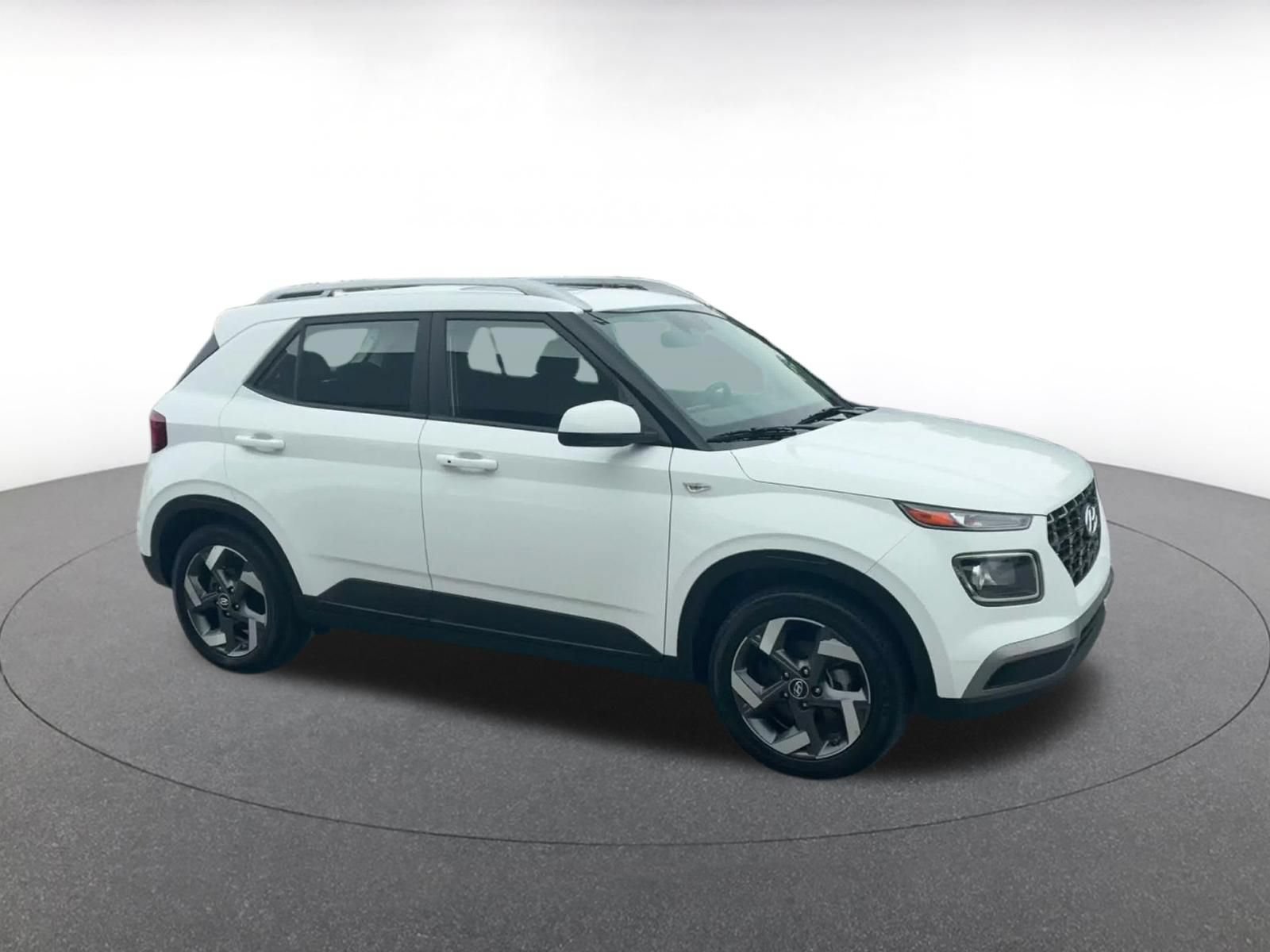 Used 2026 Hyundai Venue SEL FWD image 2