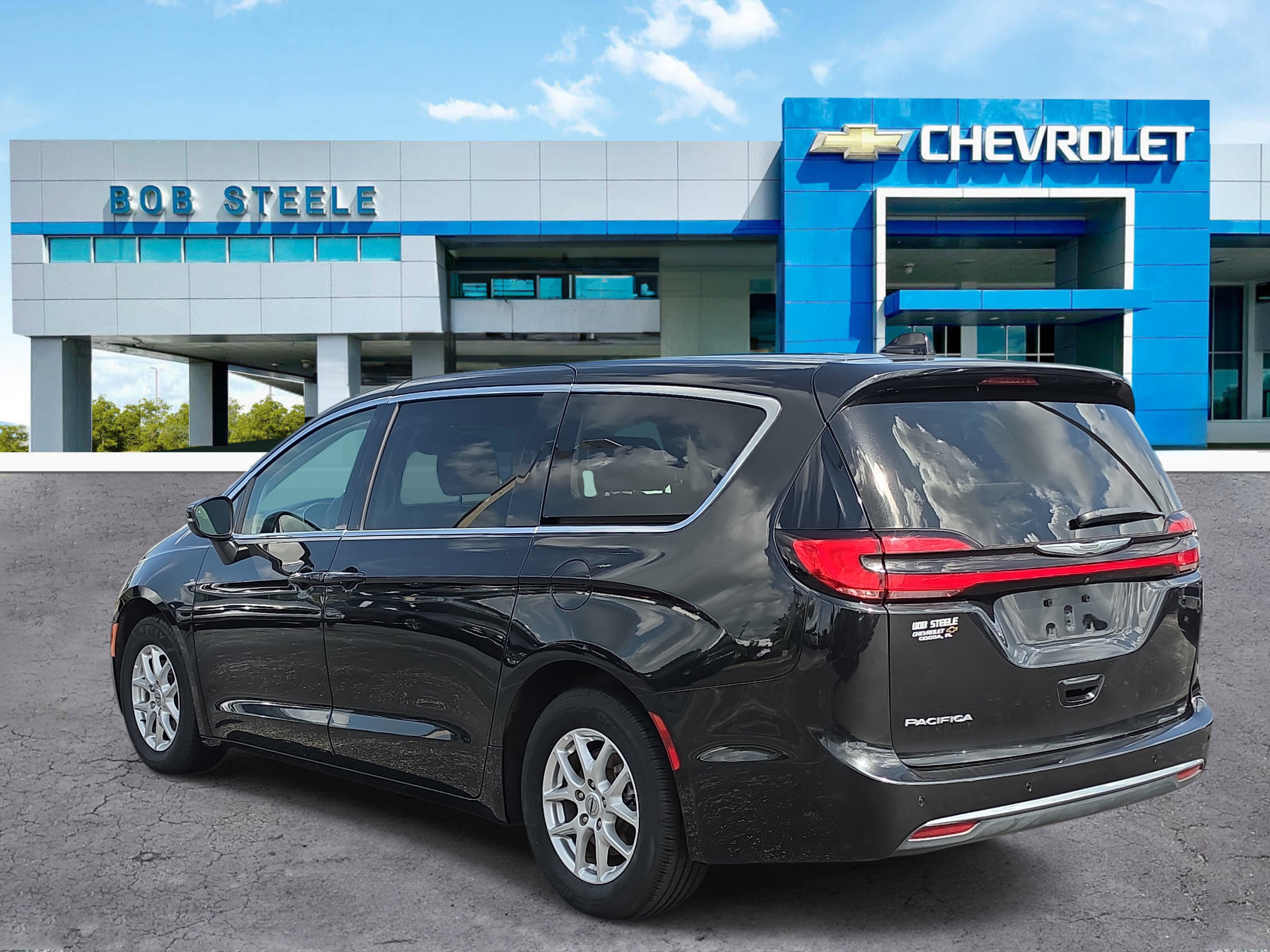 Used 2023 Chrysler Pacifica Touring-L FWD image 3