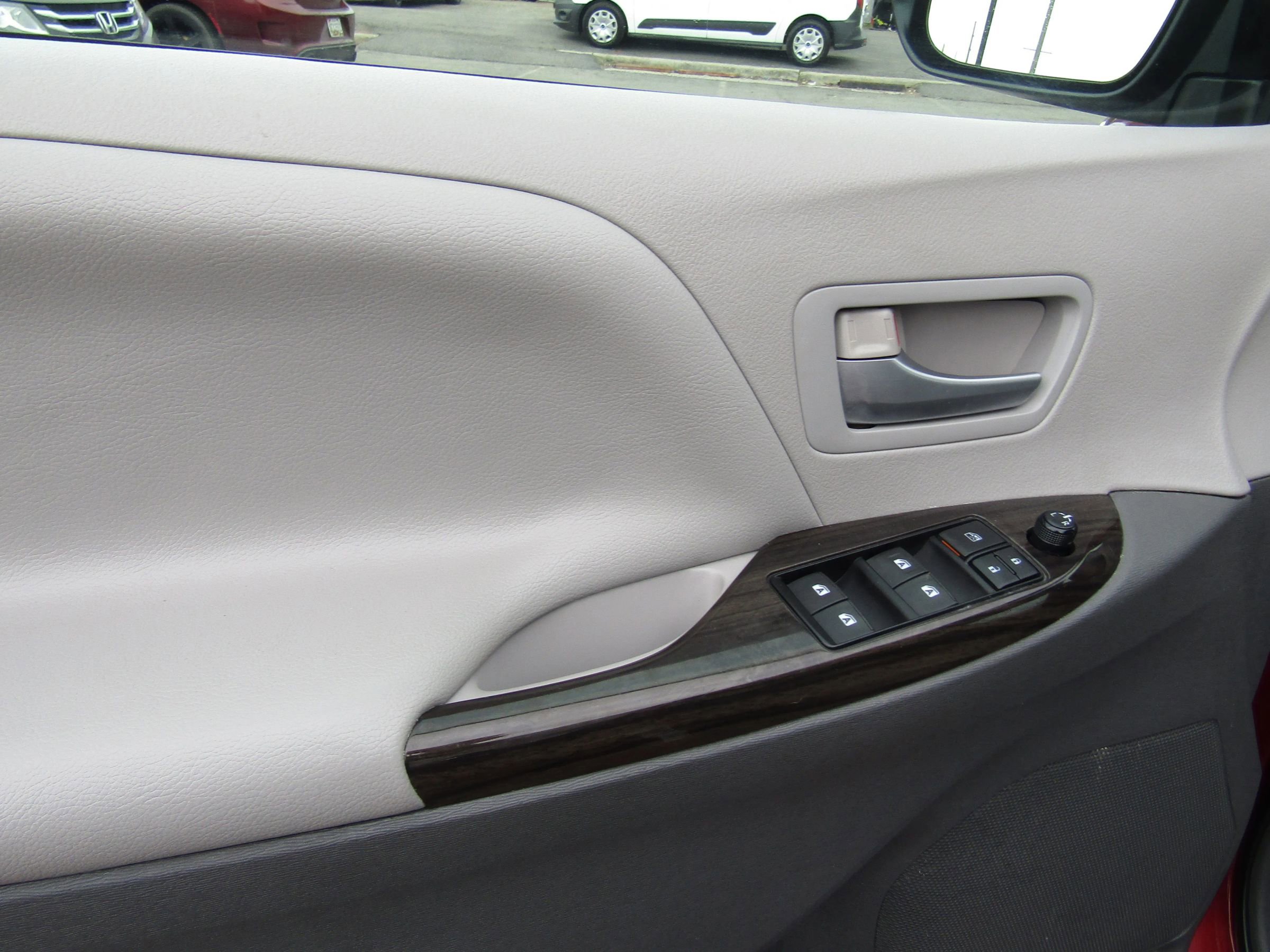 Used 2015 Toyota Sienna XLE w/ XLE Navigation Package image 20