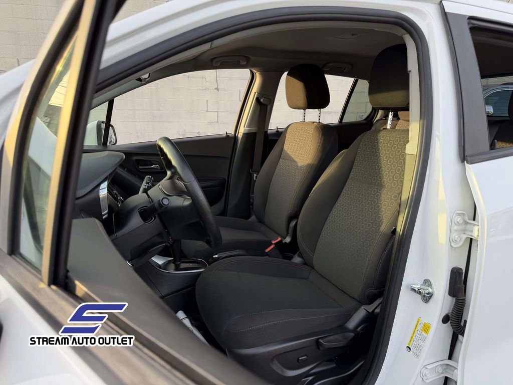 Used 2021 Chevrolet Trax LS w/ Tint and Cruise Package image 27