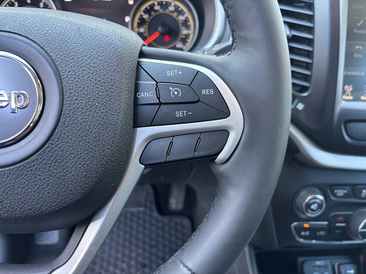 Used 2015 Jeep Cherokee Trailhawk w/ Comfort/Convenience Group image 19
