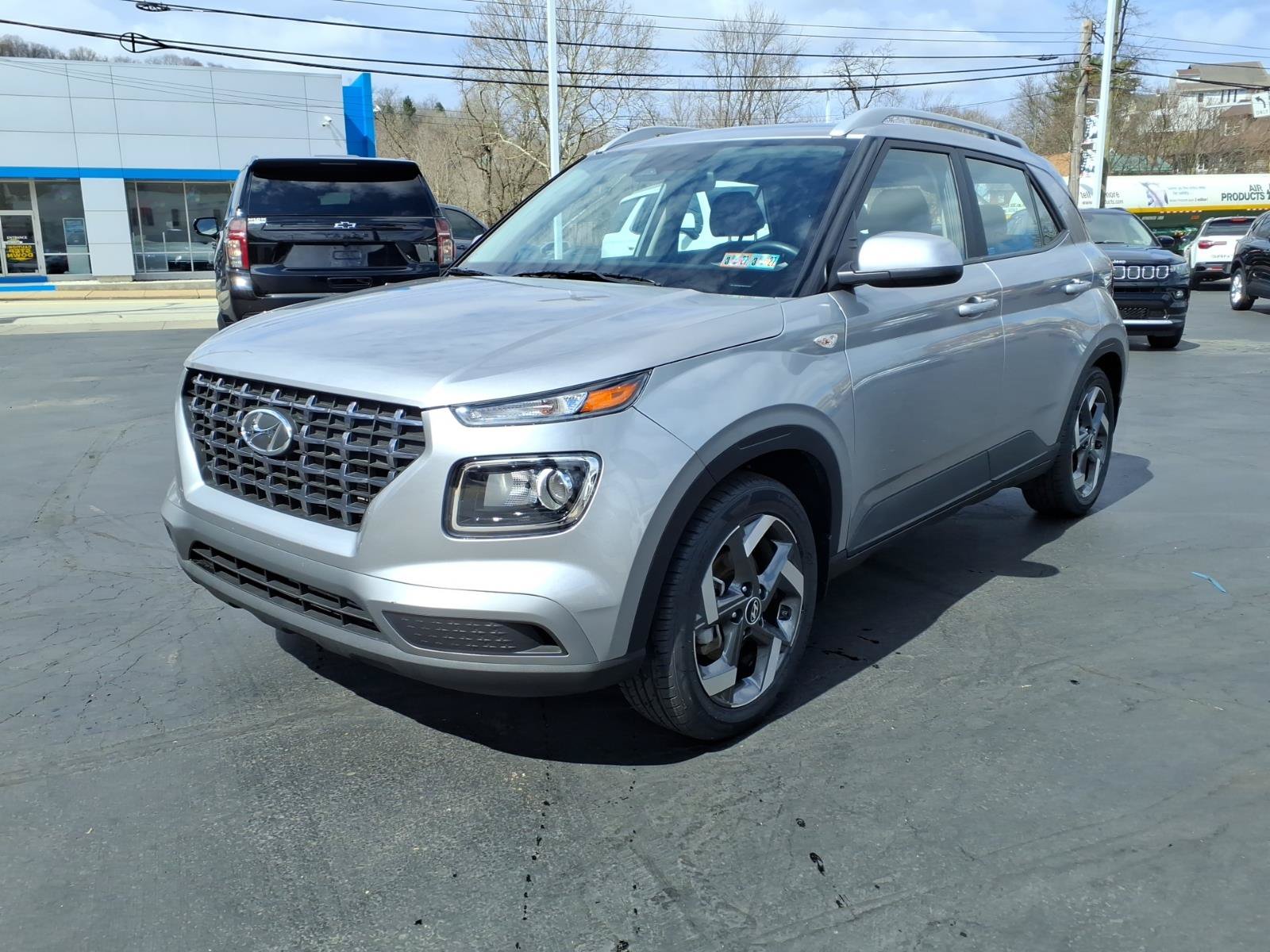 Used 2023 Hyundai Venue SEL w/ Cargo Package FWD image 1