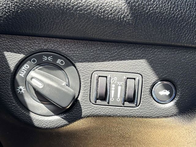 Used 2020 Dodge Challenger SXT RWD image 11