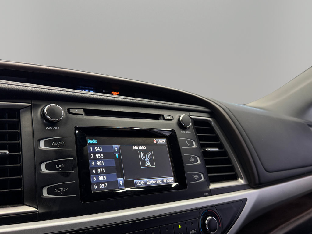 Used 2019 Toyota Highlander LE FWD image 19