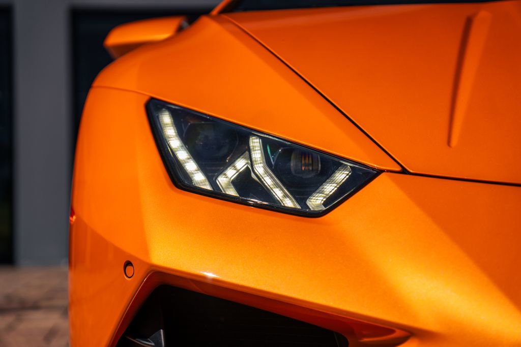 Used 2021 Lamborghini Huracan EVO RWD image 9