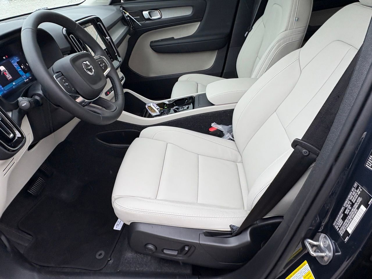 New 2026 Volvo XC40 B5 Ultra w/ Protection Package Premier AWD/4WD image 17