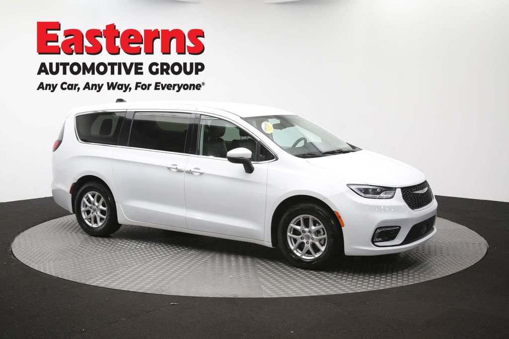 Used 2023 Chrysler Pacifica Touring-L FWD image 49