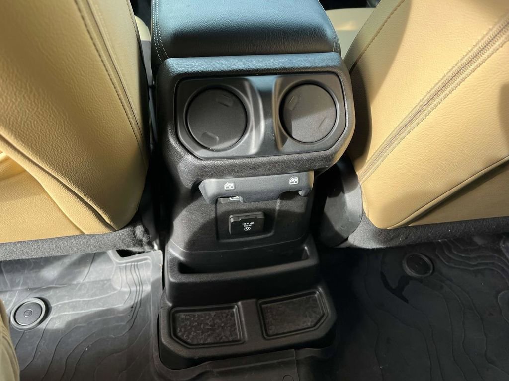 Used 2018 Jeep Wrangler Unlimited Sahara image 15