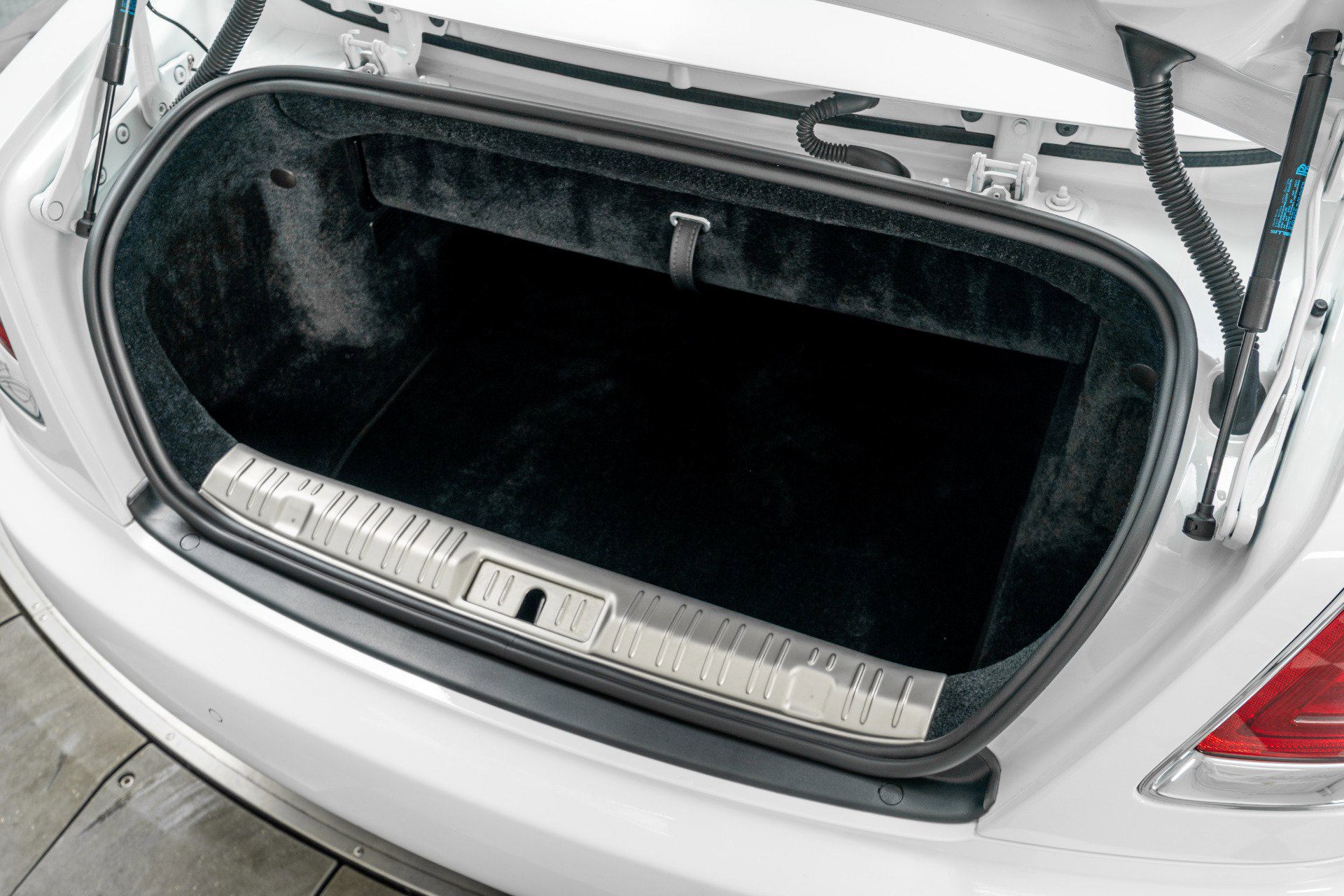 Used 2020 Rolls-Royce Dawn RWD image 19