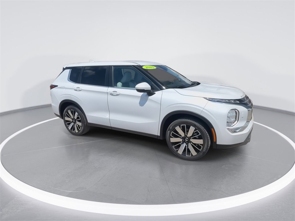 New 2025 Mitsubishi Outlander SE image 2