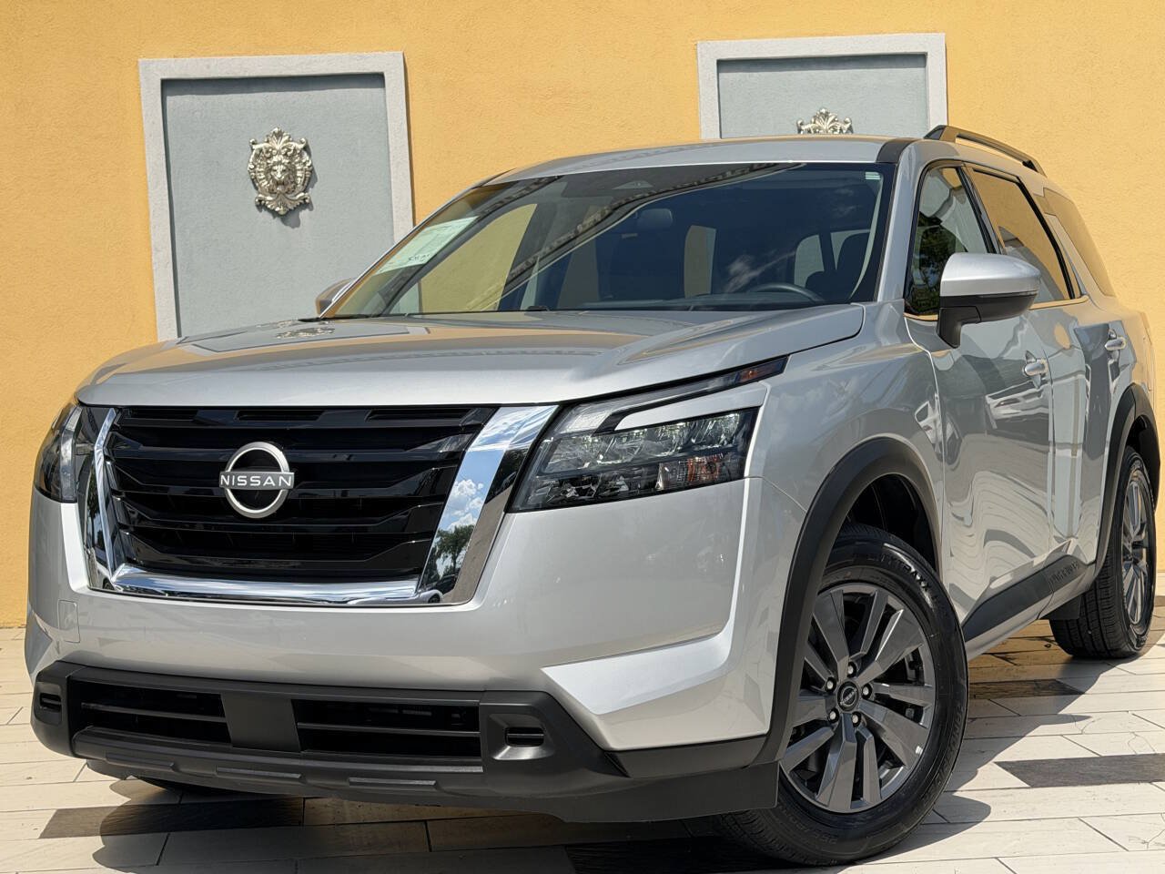 Used 2025 Nissan Pathfinder SV FWD image 3