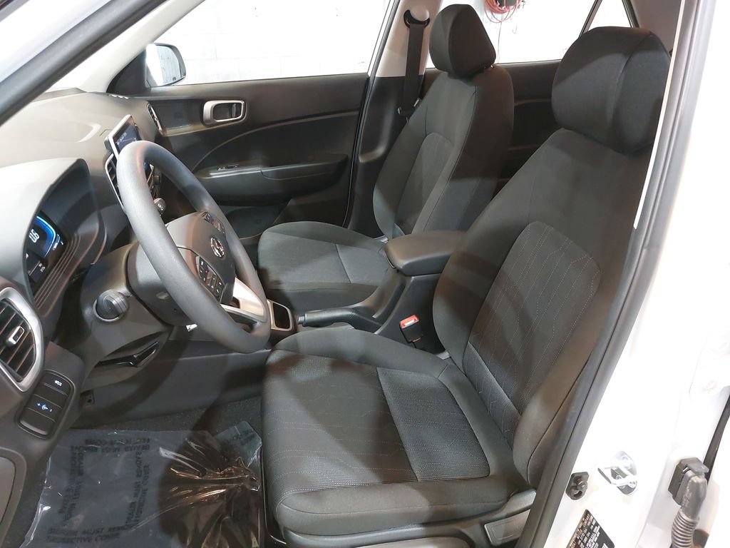 Certified 2025 Hyundai Venue SE FWD image 16