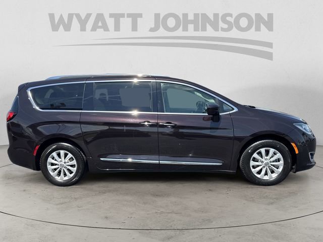 Used 2018 Chrysler Pacifica Touring-L FWD image 6