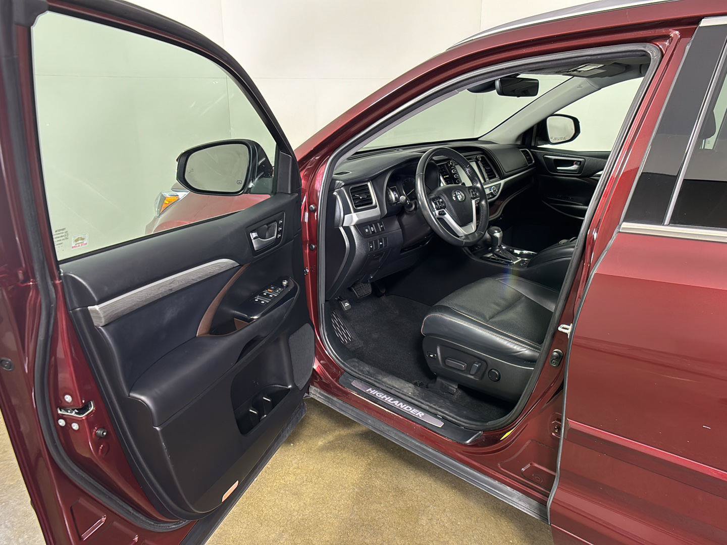 Used 2017 Toyota Highlander Limited w/ Carpet Mat Package AWD/4WD image 2
