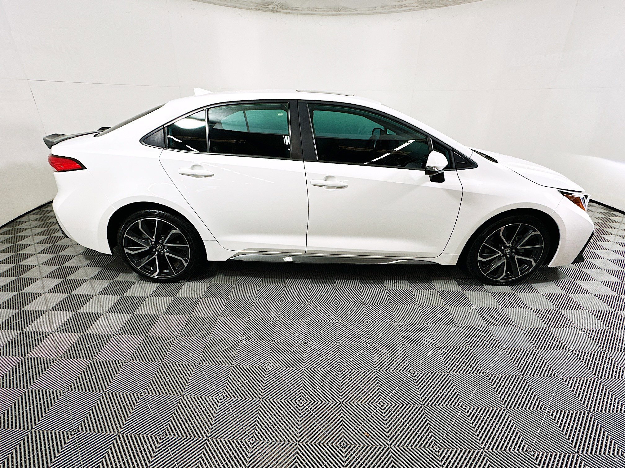 Used 2022 Toyota Corolla SE FWD image 2